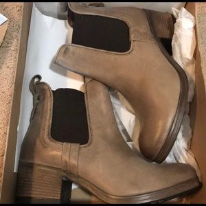 Steve Madden booties!